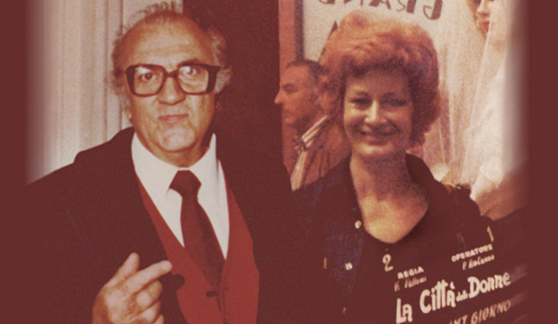 Fellini con Meri e il ciac del film, foto di Norma Giacchero, segretaria di edizione