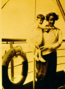 Meri in braccio alla madre sul Conte Verde, verso l'Argentina - 1930